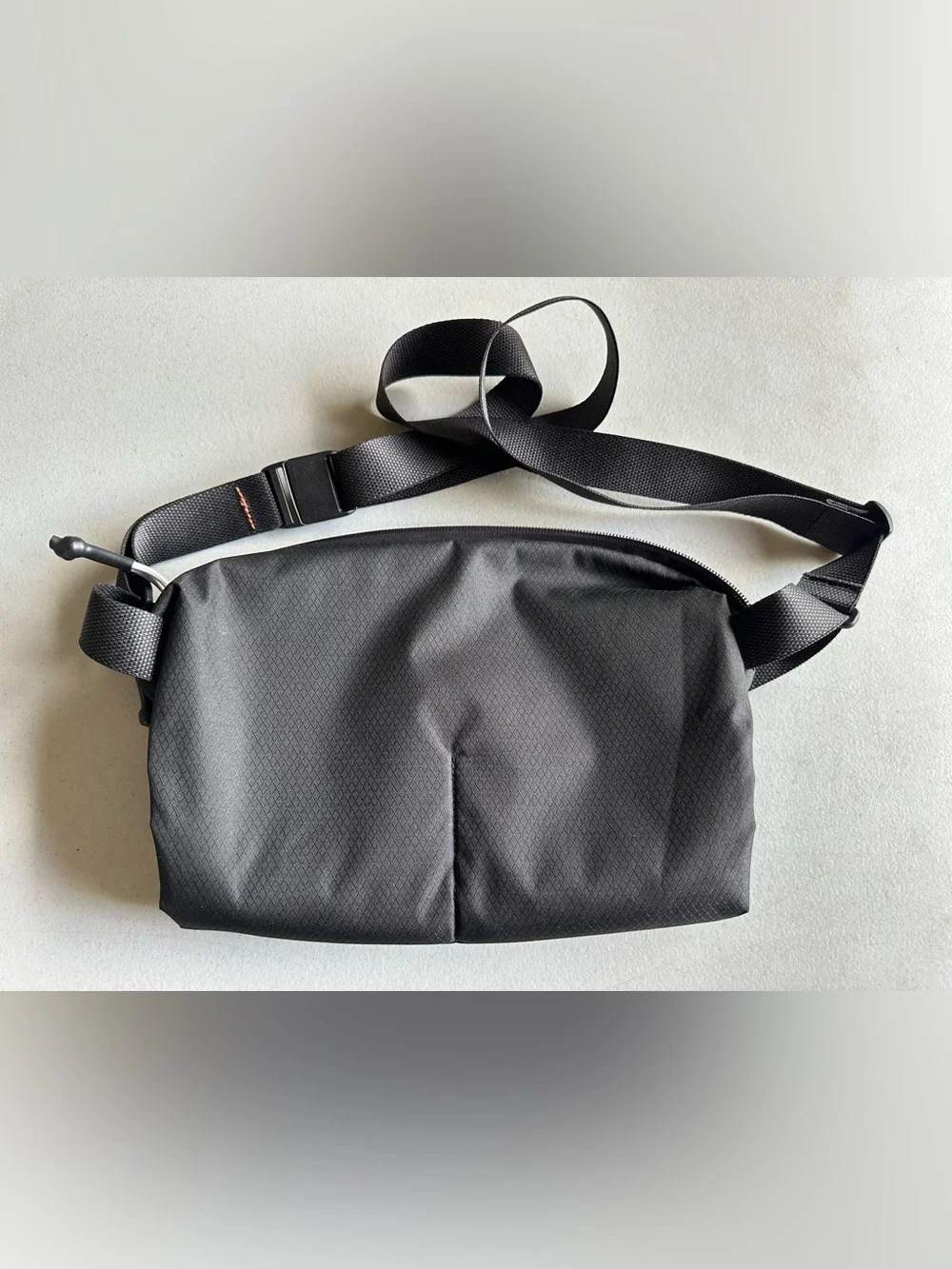 Bellroy Lite Sling in black - Picture 2 of 8